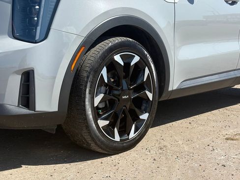 Certified 2024 Kia Sorento EX w/ Panoramic Sunroof Package FWD image 9