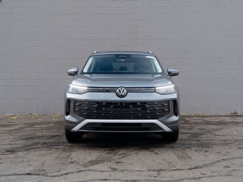 New 2025 Volkswagen Tiguan SE image 2