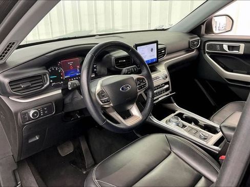 Used 2022 Ford Explorer XLT w/ Equipment Group 202A AWD/4WD image 16