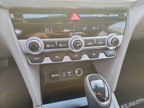 Used 2020 Hyundai Elantra SE image 22