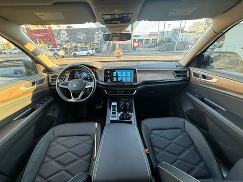 Used 2025 Volkswagen Atlas SE image 16