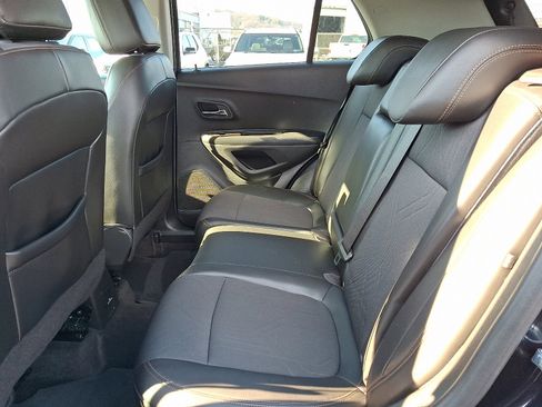 Used 2022 Chevrolet Trax LT w/ LT Convenience Package image 10