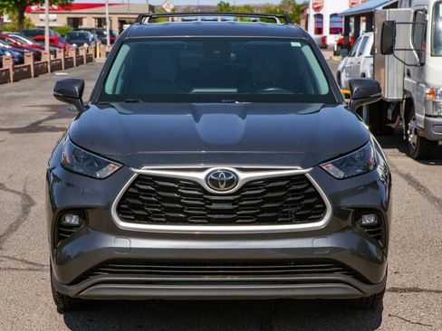 Used 2023 Toyota Highlander LE FWD image 3