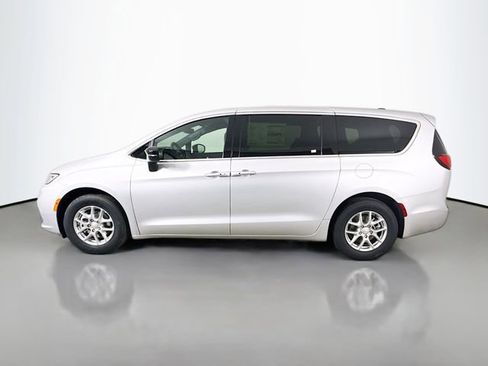 New 2026 Chrysler Pacifica Select image 4