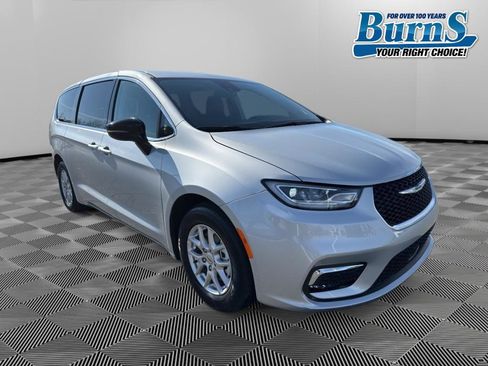 Used 2024 Chrysler Pacifica Touring-L image 1