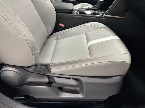 Used 2025 Toyota Camry SE image 59