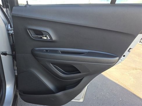 Used 2022 Chevrolet Trax LT w/ LT Convenience Package image 17