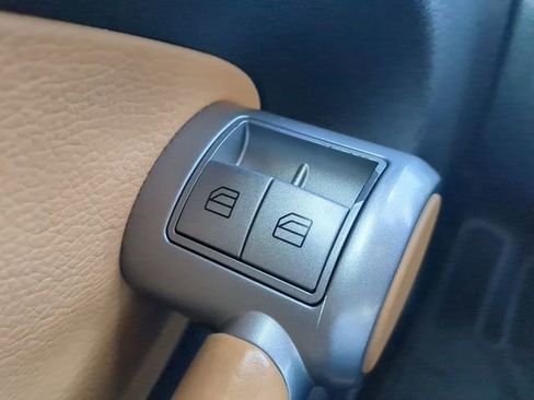 Used 2011 Mercedes-Benz SLK 350 image 19