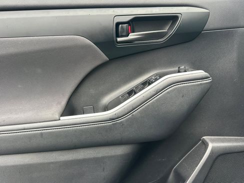 Used 2021 Toyota Highlander LE image 11