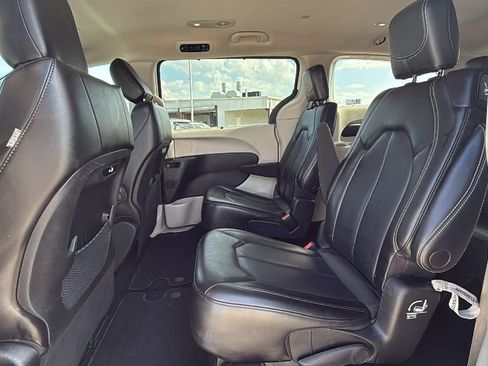 Used 2023 Chrysler Pacifica Touring-L image 15