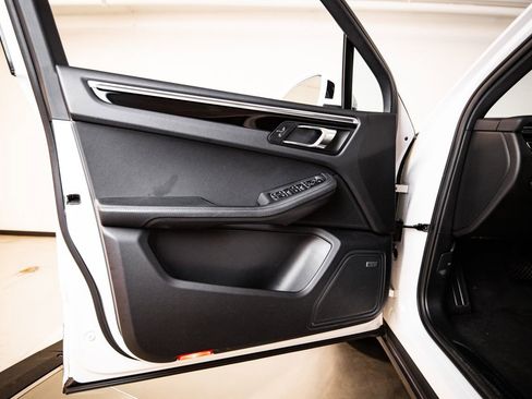 Certified 2021 Porsche Macan AWD/4WD image 23
