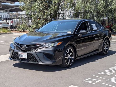 Used 2020 Toyota Camry SE FWD image 2