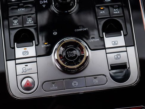 Used 2025 Bentley Flying Spur Plug-In Hybrid AWD/4WD image 34