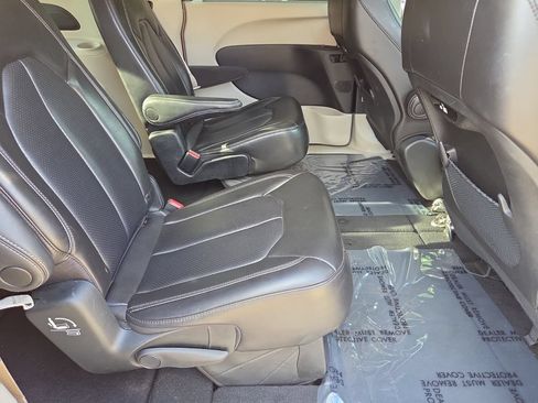Used 2023 Chrysler Pacifica Touring-L FWD image 16