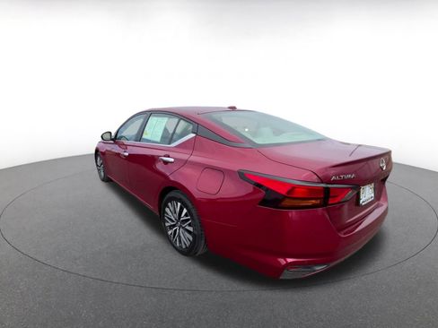 Used 2025 Nissan Altima 2.5 SV FWD image 11