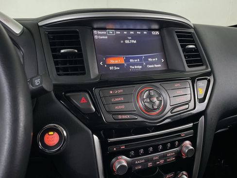 Used 2018 Nissan Pathfinder SV image 14