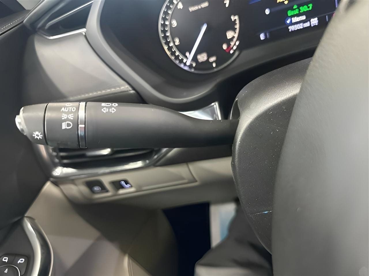 Used 2020 Cadillac XT4 Luxury w/ Cold Weather Package AWD/4WD image 16