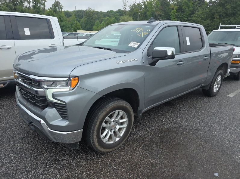 Used 2024 Chevrolet Silverado 1500 LT AWD/4WD image 3