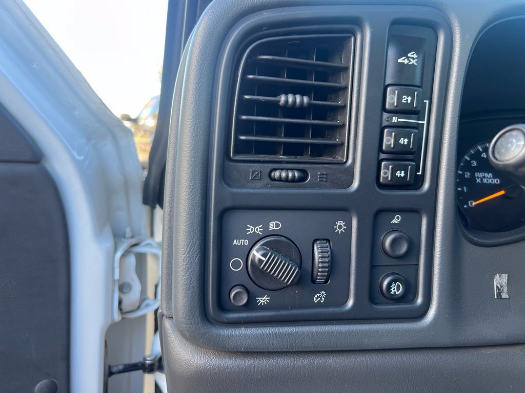 Used 2006 Chevrolet Silverado 2500 LT w/ Onstar Plus Package AWD/4WD image 14