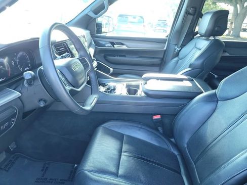 Used 2024 Jeep Wagoneer L Series II RWD image 19