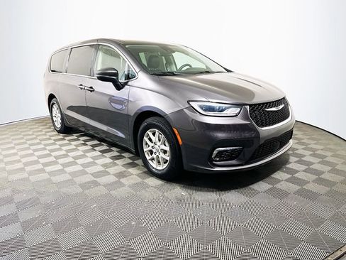 Used 2023 Chrysler Pacifica Touring-L FWD image 1