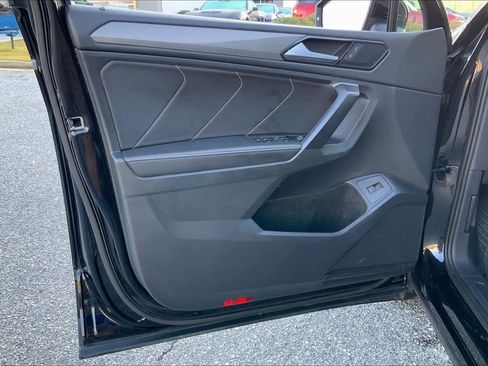 Used 2024 Volkswagen Tiguan SE image 19