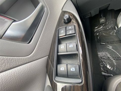 Used 2019 Toyota Sienna XLE w/ XLE Navigation Package image 17