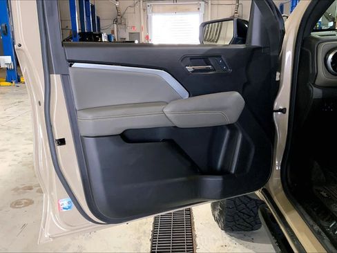 Used 2024 Chevrolet Colorado ZR2 w/ ZR2 Bison Edition image 8