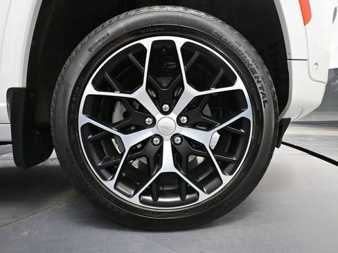 Used 2023 Jeep Grand Cherokee Summit AWD/4WD image 17