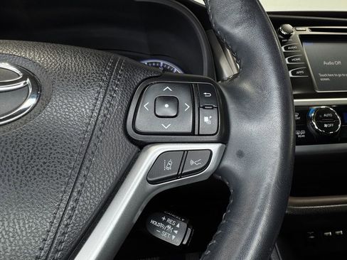Used 2019 Toyota Highlander XLE AWD/4WD image 17