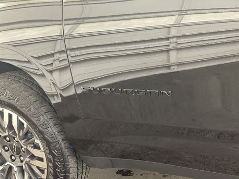 Used 2025 Chevrolet Suburban Z71 image 10
