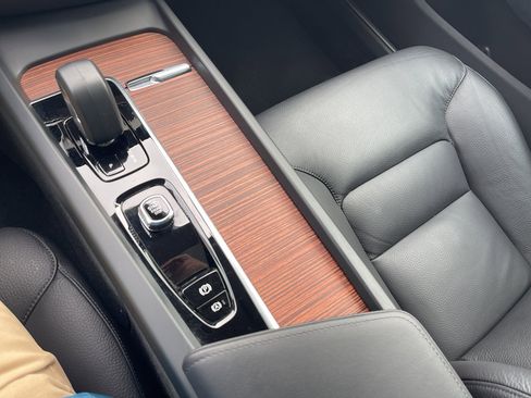 Used 2025 Volvo V60 B5 Cross Country Plus image 28