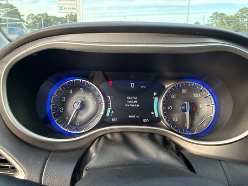 Used 2023 Chrysler Pacifica Touring-L FWD image 17