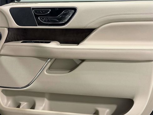 Used 2021 Lincoln Navigator Reserve image 9