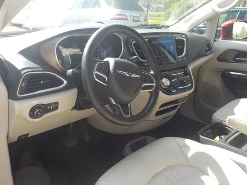 Used 2018 Chrysler Pacifica Touring-L image 10