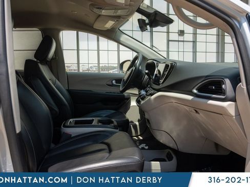 Used 2023 Chrysler Pacifica Touring-L FWD image 23