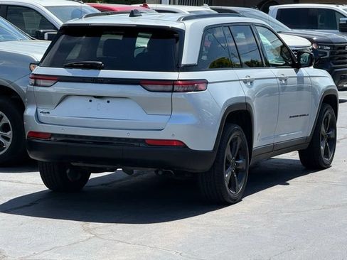 Used 2024 Jeep Grand Cherokee Altitude AWD/4WD image 7