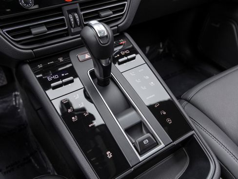 Certified 2026 Porsche Macan AWD/4WD image 44