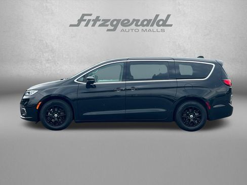 Used 2023 Chrysler Pacifica Touring-L FWD image 5