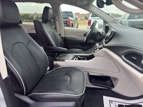 Certified 2022 Chrysler Pacifica Limited w/ Uconnect Theater Family Group AWD/4WD image 16