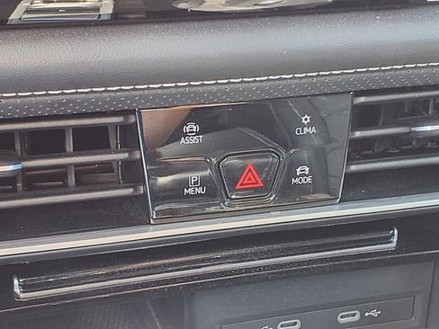 Used 2024 Volkswagen Atlas SE FWD image 25