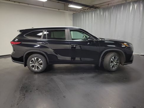 Used 2023 Toyota Highlander XLE AWD/4WD image 9