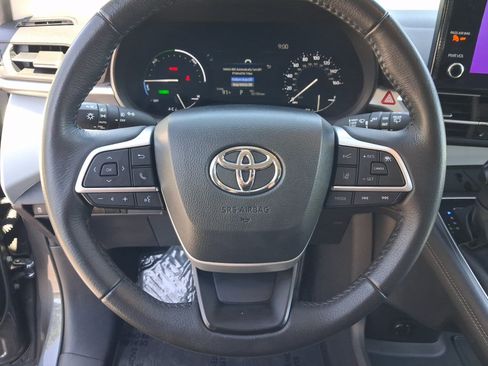 Certified 2025 Toyota Sienna XLE FWD image 12