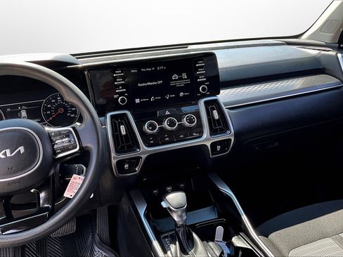 Used 2022 Kia Sorento LX image 6