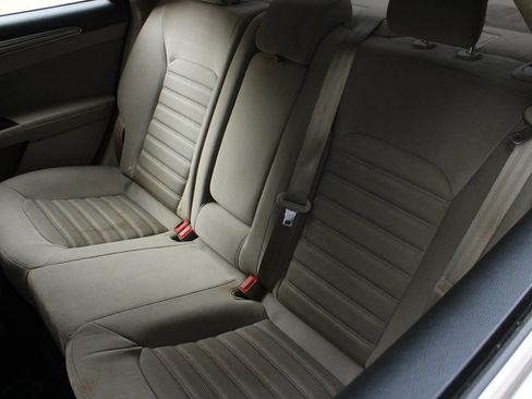 Used 2018 Ford Fusion SE FWD image 18