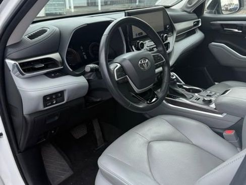 Used 2023 Toyota Highlander Limited image 12