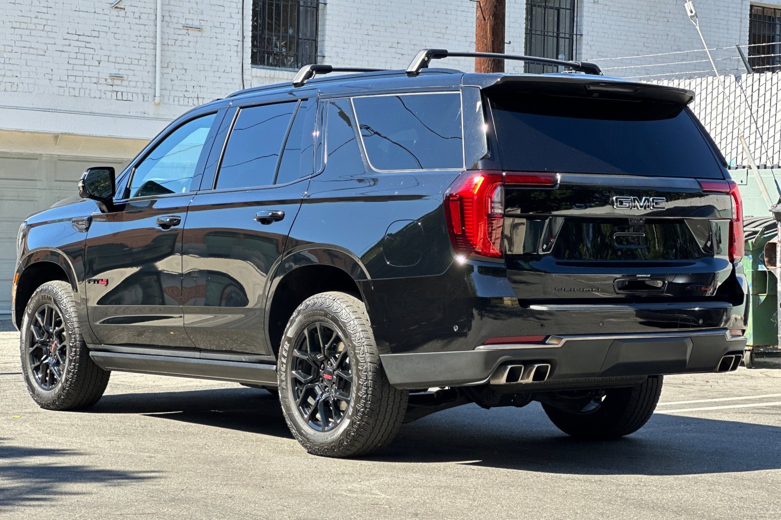 Used 2025 GMC Yukon AT4 Ultimate w/ LPO, AT4 Appearance Package AWD/4WD image 3