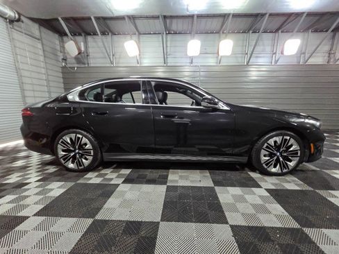 Used 2025 BMW 530i xDrive w/ Premium Package image 9