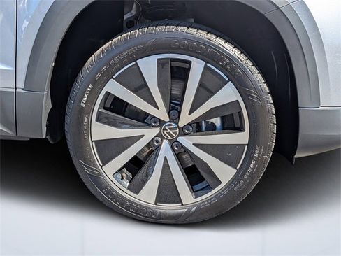 Certified 2024 Volkswagen Taos SE image 9