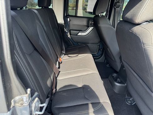 Used 2017 Jeep Wrangler Unlimited Sahara AWD/4WD image 18
